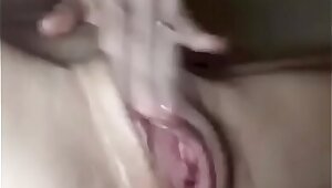 Rubbing my clit til there’s cum cascading